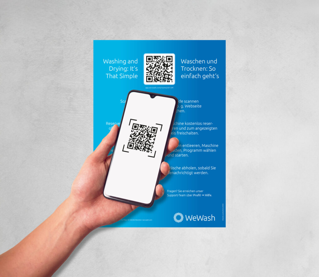 Waschraum-Poster mit QR-Code auf grauem Hintergrund. Im Vordergrund eine Hand mit Smartphone, die den QR-Code scannt.